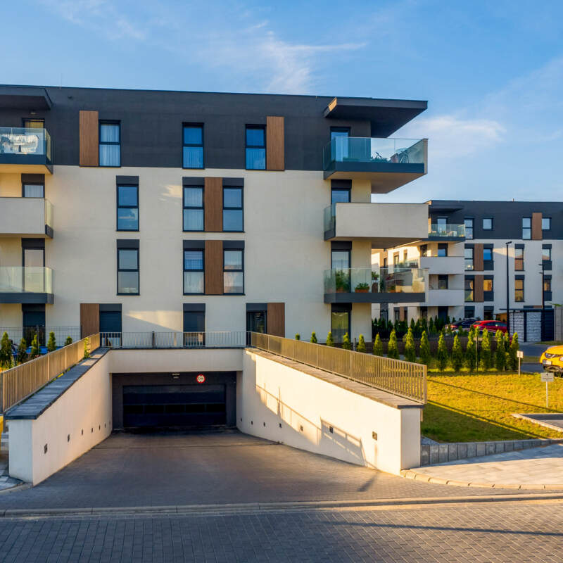 Zdjęcie - wjazd do garażu podziemnego na terenie osiedla Nowy Sikornik