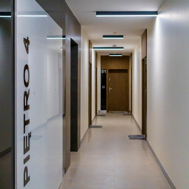 Zdjęcie - Widok korytarza w budynku osiedla Nowy Sikornik